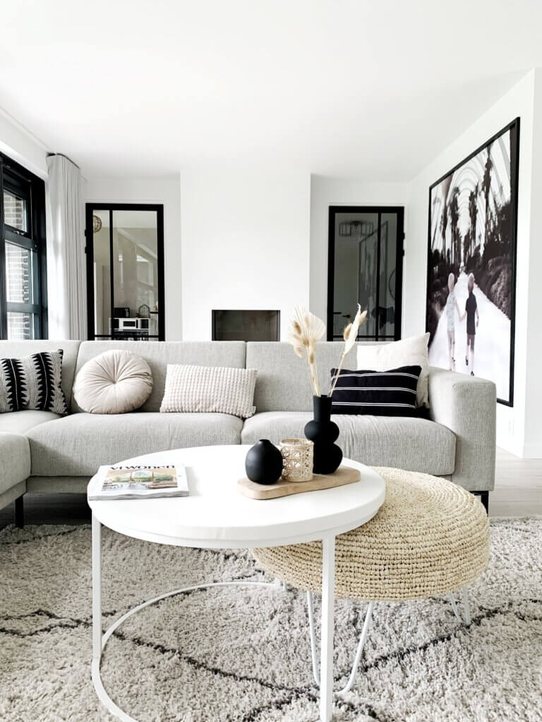 woonkamer thuisstijl scandinavisch minimalistisch basic monochroom zithoek